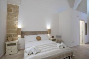 A bed or beds in a room at Casale Donna Rosa