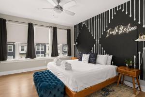 um quarto com uma cama grande e uma parede em preto e branco em Duke 9 em Nashville