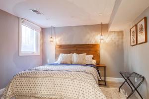 Private 1-BR DC Residential-Style Stay Parking في واشنطن: غرفة نوم مع سرير مع اللوح الأمامي الخشبي