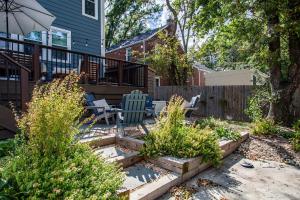 Private 1-BR DC Residential-Style Stay Parking في واشنطن: حديقة خلفية مع فناء مع كراسي وسياج