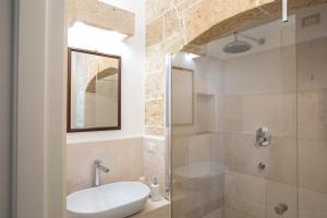 A bathroom at Casale Donna Rosa