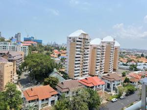 eine Luftansicht einer Stadt mit hohen Gebäuden in der Unterkunft Mina view condo 12 in Pattaya South