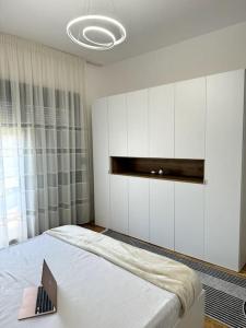 - une chambre avec un lit et un ordinateur portable dans l'établissement Sol Apartments - 2 Bedrooms, à Shkodër
