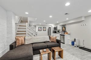 Classy Central DC Bloomingdale 1-BR Getaway في واشنطن: غرفة معيشة مع أريكة ومطبخ