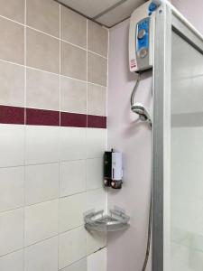ein Badezimmer mit einem Seifenspender an der Wand in der Unterkunft Mina view condo 12 in Pattaya South