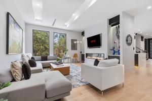 Top of The Hill Luxury Clarendon 4-BR Homestay的电视和/或娱乐中心