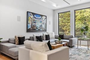 Top of The Hill Luxury Clarendon 4-BR Homestay的休息区