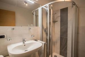 y baño con lavabo y ducha. en Appartements Durnbrunn, en Valdaora