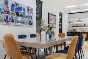 Top of The Hill Luxury Clarendon 4-BR Homestay的休息区