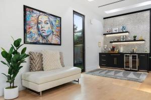 Top of The Hill Luxury Clarendon 4-BR Homestay的休息区