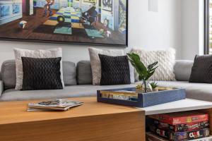 Top of The Hill Luxury Clarendon 4-BR Homestay的休息区