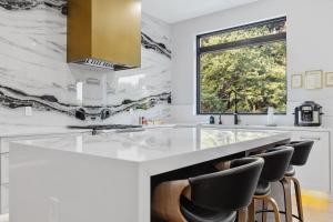 Top of The Hill Luxury Clarendon 4-BR Homestay的厨房或小厨房