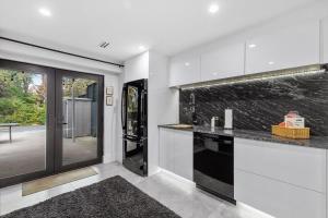 Top of The Hill Luxury Clarendon 4-BR Homestay的厨房或小厨房