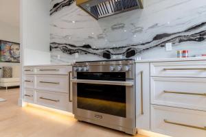 Top of The Hill Luxury Clarendon 4-BR Homestay的厨房或小厨房