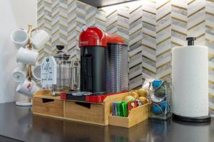 Top of The Hill Luxury Clarendon 4-BR Homestay的咖啡和沏茶工具
