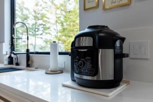 Top of The Hill Luxury Clarendon 4-BR Homestay的咖啡和沏茶工具