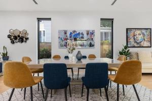 Top of The Hill Luxury Clarendon 4-BR Homestay的休息区