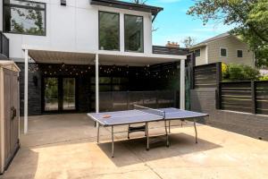 Top of The Hill Luxury Clarendon 4-BR Homestay内部或周边的乒乓球设施