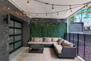 Top of The Hill Luxury Clarendon 4-BR Homestay的休息区