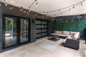 Top of The Hill Luxury Clarendon 4-BR Homestay的休息区