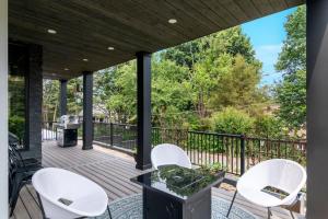 Top of The Hill Luxury Clarendon 4-BR Homestay的阳台或露台
