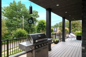 Top of The Hill Luxury Clarendon 4-BR Homestay外面的花园