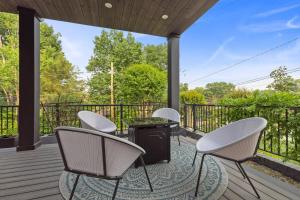 Top of The Hill Luxury Clarendon 4-BR Homestay的阳台或露台