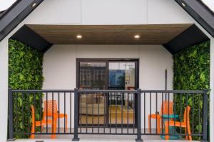 Top of The Hill Luxury Clarendon 4-BR Homestay的阳台或露台