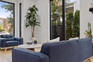 Top of The Hill Luxury Clarendon 4-BR Homestay的休息区