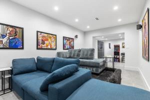 Top of The Hill Luxury Clarendon 4-BR Homestay的休息区