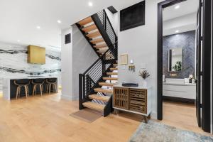 Top of The Hill Luxury Clarendon 4-BR Homestay的电视和/或娱乐中心