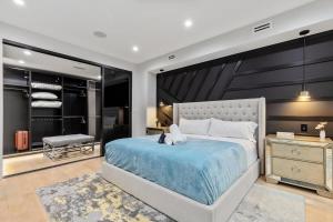 Top of The Hill Luxury Clarendon 4-BR Homestay客房内的一张或多张床位
