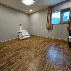 una habitación vacía con una pila de almohadas en Namiltte Resort en Sacheon