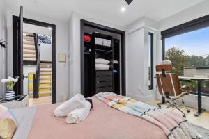 阿林顿Top of The Hill Luxury Clarendon 4-BR Homestay的带床、书桌和窗户的卧室