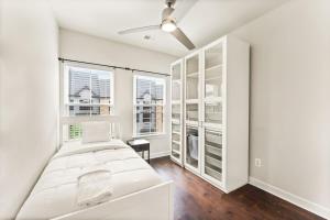 Ashburn 4-BR Homestay Close to Dulles & METRO في Brambleton: غرفة نوم بيضاء مع سرير ونافذتين