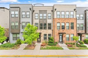 Ashburn 4-BR Homestay Close to Dulles & METRO في Brambleton: صورة عن عمارة سكنية