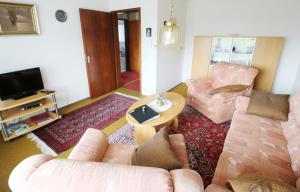 uma sala de estar com um sofá e uma mesa em Fewo Blumbach Nr 4, Schluchsee, Feldberg em Schluchsee