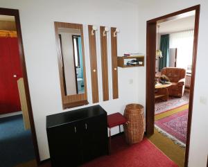 uma sala de estar com um espelho e uma cómoda em Fewo Blumbach Nr 4, Schluchsee, Feldberg em Schluchsee