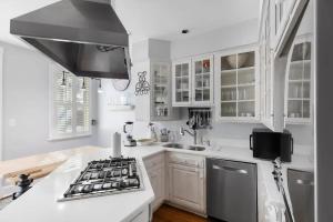 A kitchen or kitchenette at Quintessential Georgetown Homestay Wisconsin Ave