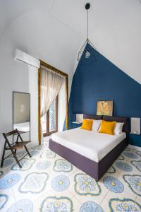 ein Schlafzimmer mit einem großen Bett mit blauer Wand in der Unterkunft Leticia's Apartment by Wonderful Italy in Neapel