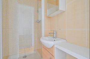 Ένα μπάνιο στο Beautiful 3 bdr apartment with garden close to Champs-Elysées +2 φωτογραφίες