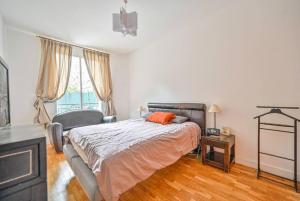 Ένα ή περισσότερα κρεβάτια σε δωμάτιο στο Beautiful 3 bdr apartment with garden close to Champs-Elysées
