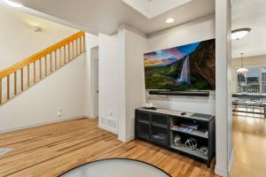 een woonkamer met een groot schilderij aan de muur bij Executive Townhouse To Stay in Colorado Springs