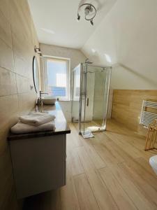 ヤボルキにあるApartament Primula 1のシャワーと洗面台付きのバスルーム