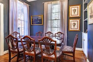 a dining room with a table and chairs at LUXE Cameron House Off King St Est 1870 in Alexandria