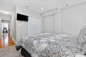 Charm City Homestay in Washington Village客房内的一张或多张床位
