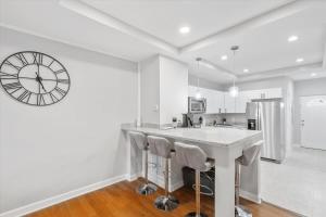 Charm City Homestay in Washington Village的厨房或小厨房