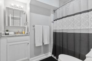 Charm City Homestay in Washington Village的一间浴室