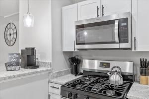 Charm City Homestay in Washington Village的厨房或小厨房