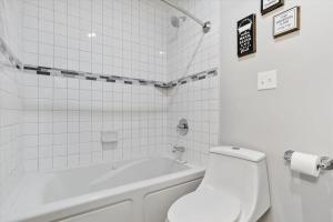 Charm City Homestay in Washington Village的一间浴室